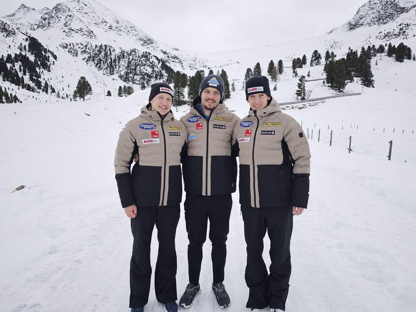 Freuten sich über den Saisonsauftakt in Kühtai: Leon Auer (2.), Fabian Achenrainer (1.) und Paolo Auer (3.) (v.l.). (Fotocredit: ÖRV) Herren Top 3