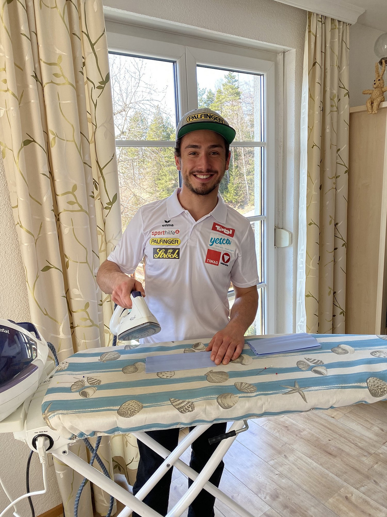 Lorenz Koller beim Masken bügeln