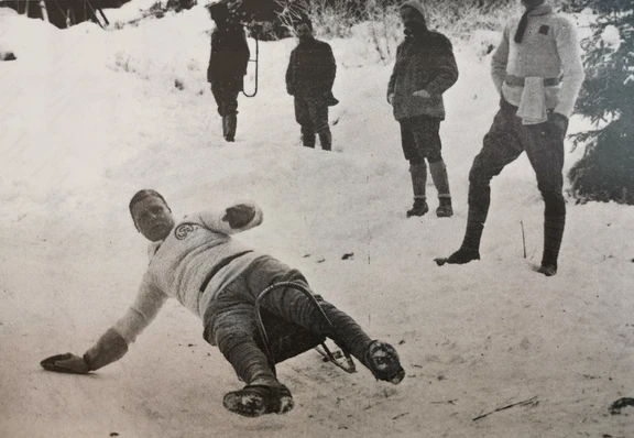 Wintersportfest Leoben - 24.Jan. 1909 Dr. Rzhiha, der Begründer des Rodelsportes die Kurve nehmend